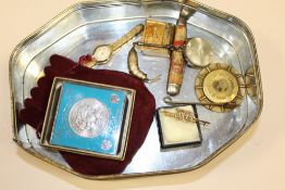 A TIN OF COLLECTABLES TO INCLUDE AN ANTIQUE YELLOW METAL AND SEED PEARL BROOCH, ARTICULATED FISH