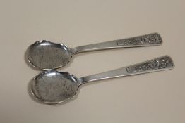 A PAIR OF VIETNAMESE SPOONS STAMPED '750 PURITY'