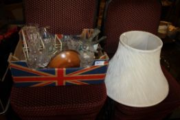 A TRAY OF SUNDRIES TO INC A BIRD FIGURE TOGETHER WITH A LIGHT SHADE