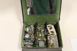 A VINTAGE JEWELLERY BOX AND CONTENTS