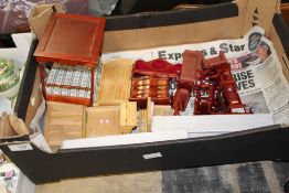 A TRAY OF DOLLS HOUSE FURNITURE