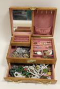 A MODERN JEWELLERY BOX AND CONTENTS TO INCLUDE BROOCHES, NECKLACES ETC.
