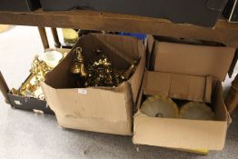 A LARGE QUANTITY OF VINTAGE LIGHTING ITEMS TO INCLUDE BRASS EFFECT CHANDELIERS, GLASS LIGHT SHADES