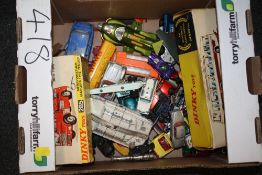 A TRAY OF VINTAGE DIE CAST TOY CARS AND VEHICLES TO INCLUDE A BOXED 285 MERRYWEATHER MARQUIS FIRE