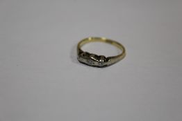 AN 18CT GOLD THREE STONE ILLUSION SET DIAMOND RING APPROX WEIGHT - 2.2G