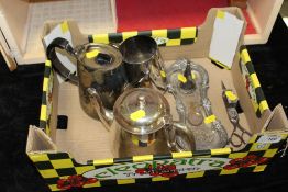 A SMALL TRAY OF SILVER PLATED ITEMS TO INCLUDE A CANDLE SNUFF, TEAPOT ETC.