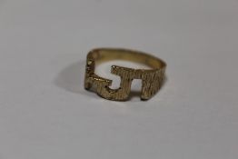 A HALLMARKED 9 CARAT GOLD RING SIZE -W APPROX WEIGHT - 4.7G