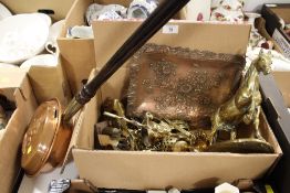 A SMALL TRAY OF METALWARE TO INCLUDE A BRASS HORSE FIGURE, JAPANESE STYLE FLORAL TRAY ETC.