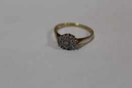 A 9 CARAT GOLD CLUSTER RING SIZE - Q APPROX WEIGHT - 2.3G