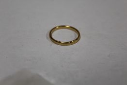 A HALLMARKED 22CT GOLD WEDDING BAND SIZE M APPROX WEIGHT - 2.2G