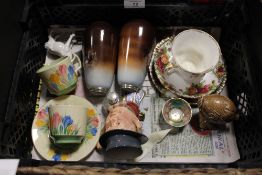 A TRAY OF ASSORTED CERAMICS TO INCLUDE A PAIR OF GOLD STAMPED CLARICE CLIFF CROCUS PATTERN CUPS