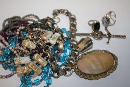 A BAG OF ASSORTED JEWELLERY TO INCLUDE SILVER RINGS, BEAD NECKLACES ETC.