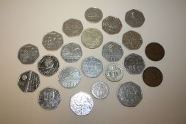 A SMALL BOX OF MODERN COINS TO INCLUDE 50P PIECES