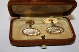 A PAIR OF BOXED 9CT GOLD CUFFLINKS