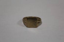 A HALLMARKED 9 CARAT GOLD GENTS SIGNET RING SIZE - R APPROX WEIGHT - 4.1G
