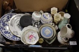 A SMALL TRAY OF ASSORTED CERAMICS TO INCLUDE A WEDGWOOD BLACK BASALT CIRCULAR TRINKET POT, ROYAL