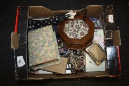 A TRAY OF COSTUME JEWELLERY TO INCLUDE A QUANTITY OF BROOCHES