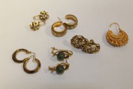 A COLLECTION OF 9 CARAT GOLD AND YELLOW METAL EARRINGS OVERALL WEIGHT - 18.5G APPROX