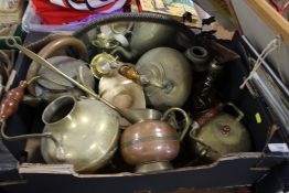 A TRAY OF MOSTLY BRASSWARE TO INCLUDE A WALL MIRROR