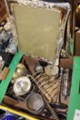 A SMALL TRAY OF SILVER PLATED METALWARE TO INCLUDE PICTURE FRAMES