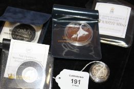 A COLLECTION OF FIVE ASSORTED COMMEMORATIVE COINS TO INCLUDE SILVER EXAMPLES, comprising a 2000