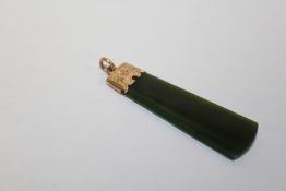 A 9 CARAT GOLD MOUNTED JADE PENDANT