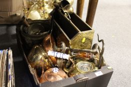 A TRAY OF ASSORTED METALWARE TO INCLUDE COPPER AND BRASS EXAMPLES