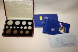 A BOXED SILVER 1986 LIBERTY SILVER DOLLAR COIN, TOGETHER WITH A 1937 SPECIMEN COIN SET (2)