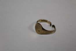 A 9 CARAT GOLD SIGNET RING A/F APPROX WEIGHT - 1.5G