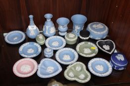 A COLLECTION OF WEDGWOOD JASPERWARE TO INCLUDE A PINK FLAMINGO PATTERN PIN DISH, VASES, TRINKET POTS