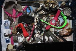 A SMALL TRAY OF ASSORTED WRISTWATCHES ETC.