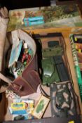 A COLLECTION OF VINTAGE ARMY RELATED TOYS TO INCLUDE BOXED AIRFIX SETS, DINKY TOYS, TOY SOLDIERS