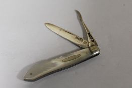 AN UNUSUAL MOTHER OF PEARL HANDLED HALLMARKED SILVER DOUBLE BLADED FRUIT KNIFE