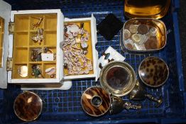 A SMALL TRAY OF COLLECTABLES TO INCLUDE VANITY JARS, COSTUME JEWELLERY ETC.