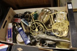 A TRAY OF ASSORTED METALWARE TO INCLUDE SOUVENIR SPOONS, SILVER PLATED WARE ETC.
