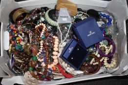 A TRAY OF COSTUME JEWELLERY TO INCLUDE A BOXED PAIR OF SWAROVSKI CRYSTAL STUD EARRINGS