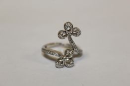 A 9 CARAT WHITE GOLD SPLIT BAND CLOVER SHAPED DRESS RING SIZE - N1/2 APPROX WEIGHT - 4.8G