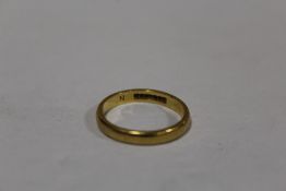 A HALLMARKED 22CT GOLD WEDDING BAND SIZE -N APPROX WEIGHT - 3.7G
