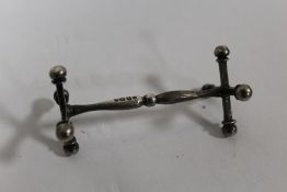 A HALLMARKED SILVER KNIFE REST