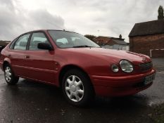 A 1999 RED TOYOTA COROLLA GS 1.6 PETROL - S470 WOA - KEYS AND LOG BOOK, APPROX 33500 MILES, MOT