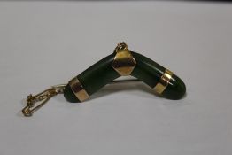 A 9CT ROSE GOLD MOUNTED JADE BROOCH IN THE FORM OF A BOOMERANG