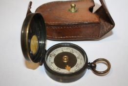 A WWI VINTAGE COMPASS IN ORIGINAL CASE