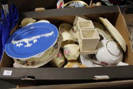 A TRAY OF ASSORTED CERAMICS TO INCLUDE A T.G. GREEN TALLY HO! DISH, ROYAL DOULTON, ROYAL LEIGHTON
