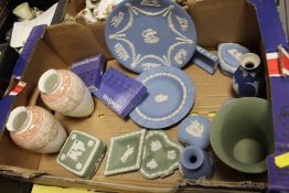 A TRAY OF ASSORTED WEDGWOOD JASPERWARE, TOGETHER WITH A PAIR OF WEDGWOOD VENUS VASES