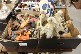 TWO TRAYS OF ASSORTED FIGURES TO INCLUDE DAVE GROSSMAN CREATIONS AFRICAN STYLE FIGURES, LEONARDO