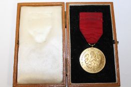 A HALLMARKED 9 CT GOLD DAILY MIRROR AWARD OF HONOUR 1959 MEDAL, in fitted case embossed in gold