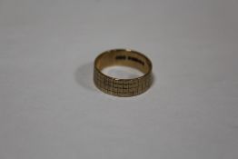 A HALLMARKED 9 CARAT GOLD BAND SIZE -M APPROX WEIGHT - 2.8G