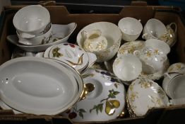 A TRAY OF CERAMICS TO INCLUDE ROYAL WORCESTER 'EVESHAM' (TRAY NOT INCLUDED)