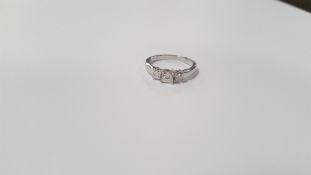 AN 18 CT WHITE GOLD PRINCESS-CUT DIAMOND TRILOGY RING, DIAMONDS 0.75 CT