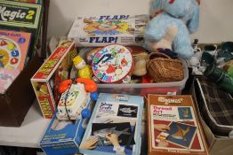 A QUANTITY OF CHILDREN'S TOYS TO INCLUDE THREAD ART, FISHER PRICE PHONE ETC.